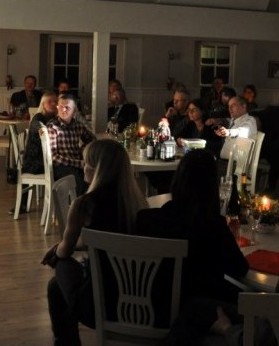Publikum hygger sin under et show med Olav Lisby